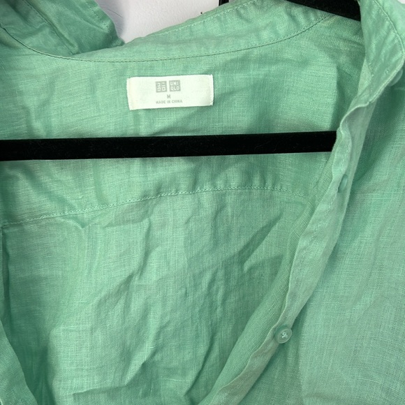 Green linen Uniqlo button down, lightly stained, slightly worn - Picture 2 of 4